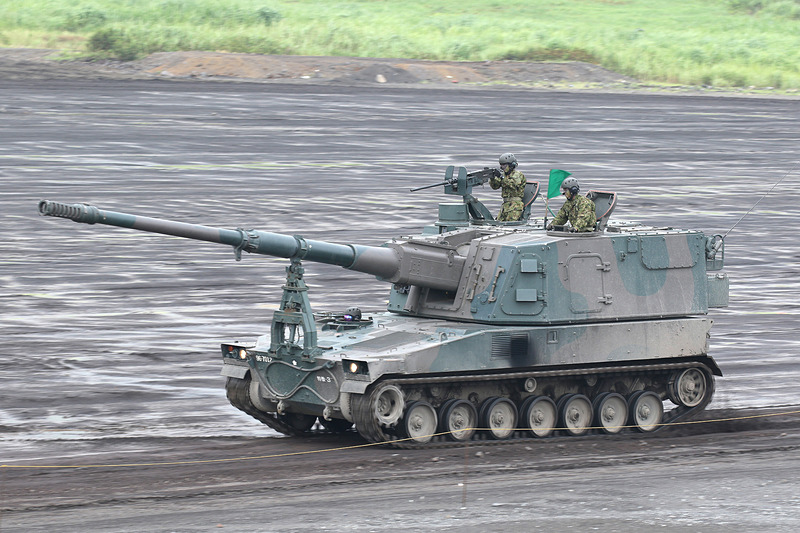 前段演習は特科部隊の展示からスタート。99式自走155mmりゅう弾砲が進入する