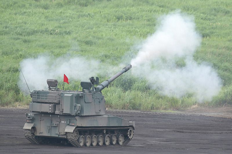 99HSP、FH-70が射撃を披露。目標が3000mと最小射程に近いため、発砲炎は出ない