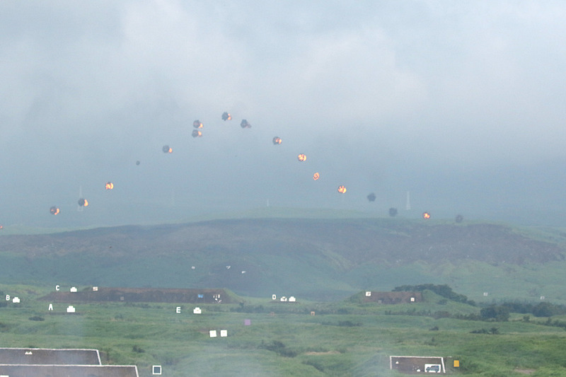 名付けて「富士山型曳下射撃」。17発の砲弾が同時に一直線に着弾するように射撃を行なう。砲弾には起爆高度がプリセットでき、その高度を数m単位で調整することでこのような展示が実現する