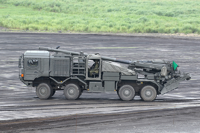 今年の目玉装備、19式装輪155mm自走りゅう弾砲は射撃こそ行なわなかったものの、射撃姿勢に素早く移行できる性能を披露した