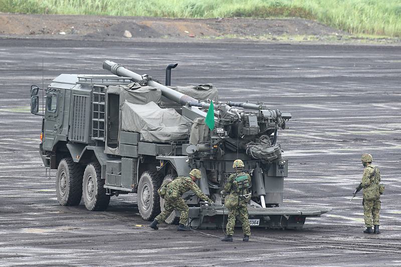 今年の目玉装備、19式装輪155mm自走りゅう弾砲は射撃こそ行なわなかったものの、射撃姿勢に素早く移行できる性能を披露した