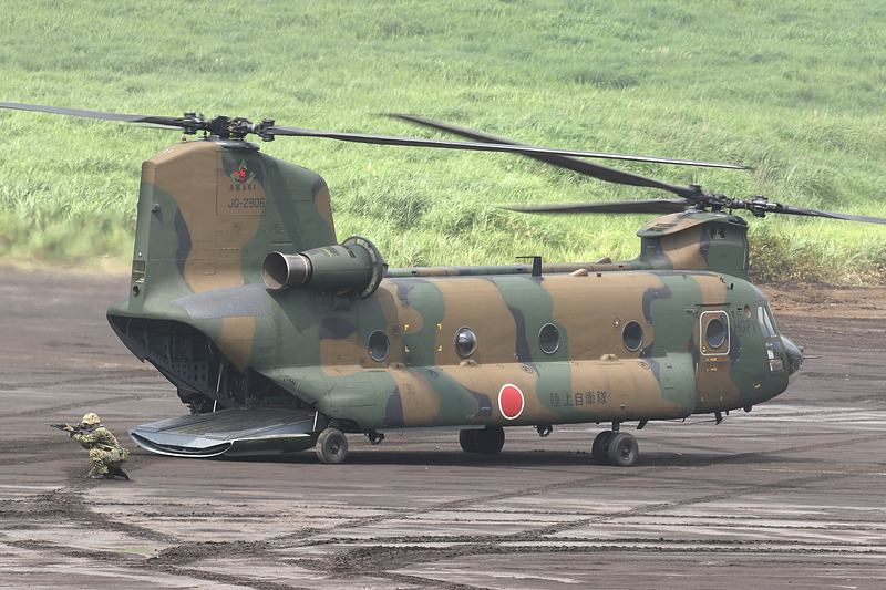 高機動車と迫撃砲を搭載したCH-47J大型ヘリが着陸、素早く展開する