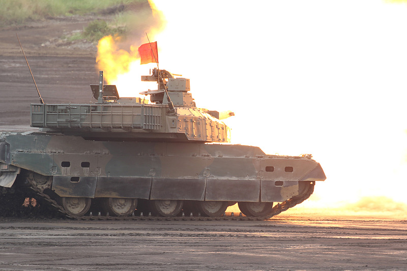 稜線からの射撃、行進射撃、後退後進射撃を行なう10式戦車（10TK）