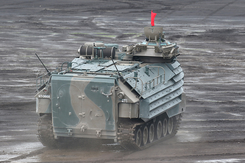 AAVが島に上陸し兵員を展開する