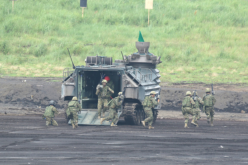 AAVが島に上陸し兵員を展開する