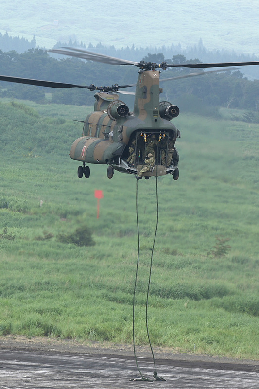 CH-47JAからファストロープと呼ばれる方法で兵員が展開