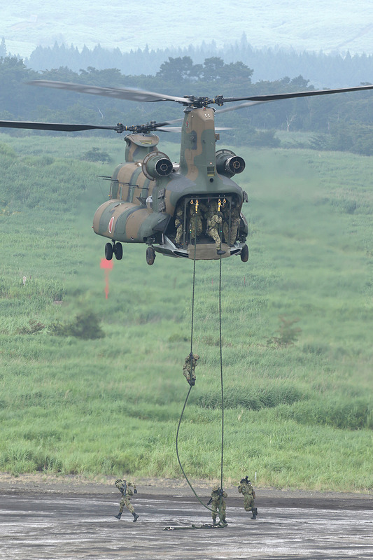 CH-47JAからファストロープと呼ばれる方法で兵員が展開