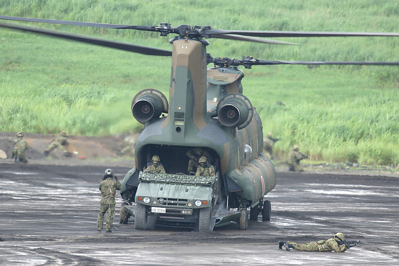 CH-47Jによる高機動車の輸送
