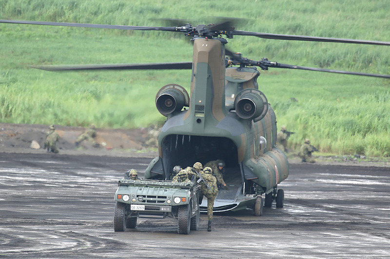 CH-47Jによる高機動車の輸送