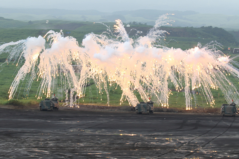 AAVが発煙弾を投射、続いて煙幕を張りつつ移動する