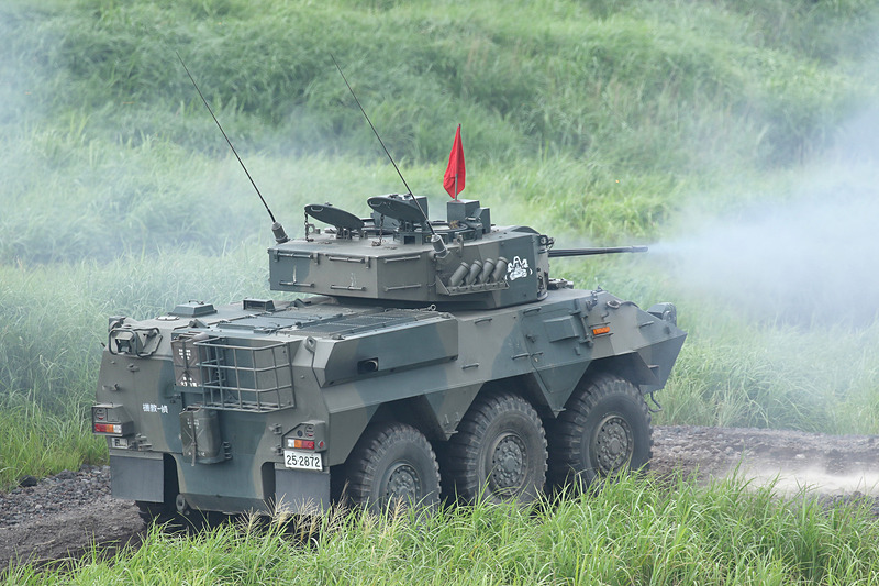 87式偵察警戒車（RCV）が敵情を偵察する