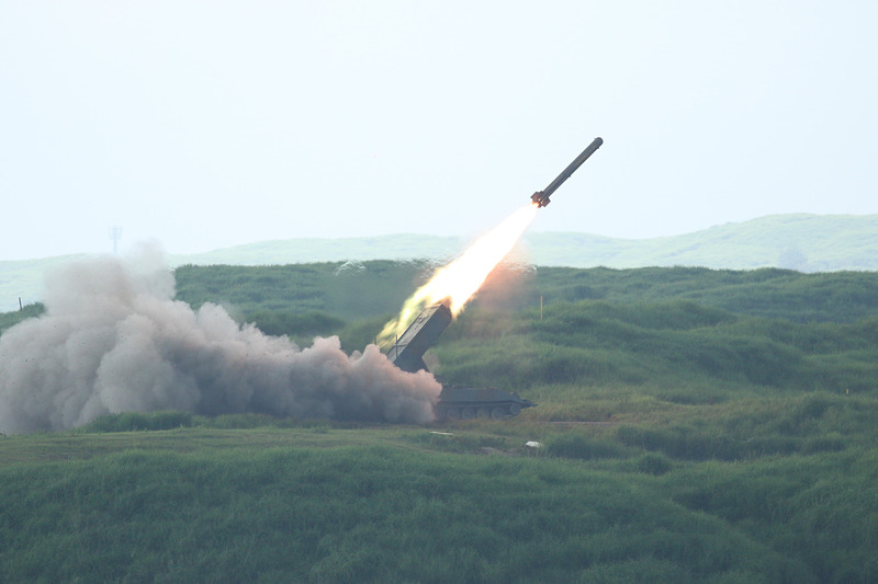 92式地雷原処理車（MBRS）が地雷を誘爆させる爆薬ブロックを発射