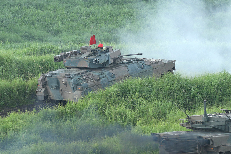 89式装甲戦闘車（FV）が35mm機関砲を発射