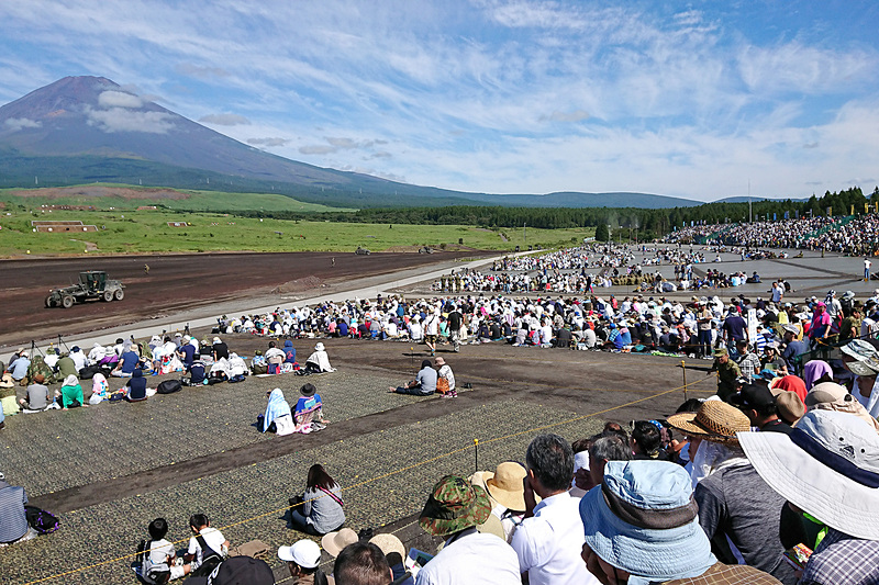 「Fスタンド」から見た観客席と畑岡地区（2018年8月19日撮影）