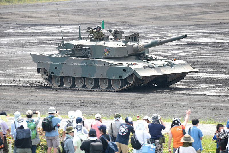 演習終了後、しばらくすると車両が退場する。会場をあとはにした観客も多いため、ロープ際まで見に行くことも可能だ（2017年8月24日撮影）