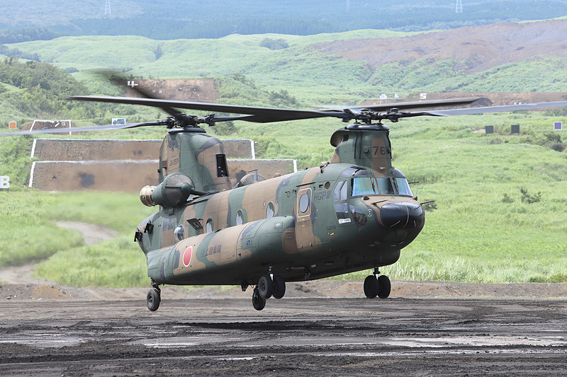 装備品展示のため、会場に着陸するCH-47JA（2018年8月19日撮影）