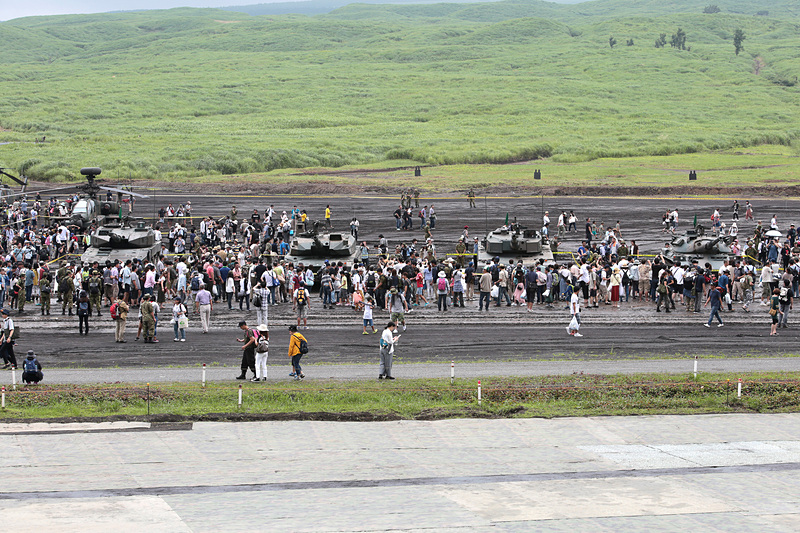 装備品展示は約1時間行なわれる（2017年8月20日、2010年8月29日撮影）