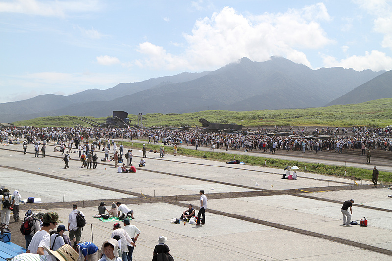 装備品展示は約1時間行なわれる（2017年8月20日、2010年8月29日撮影）