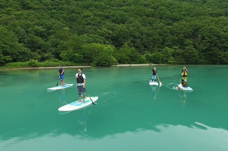 機内ビデオ「ニッポン 歩いて新発見！」では、県北地方で滝つぼをそのまま利用している温泉や、1000年以上前の火山噴火で生まれたカルデラ湖で楽しむウォータースポーツ、大自然の恵みが育む食材を使った料理やデザートを紹介する