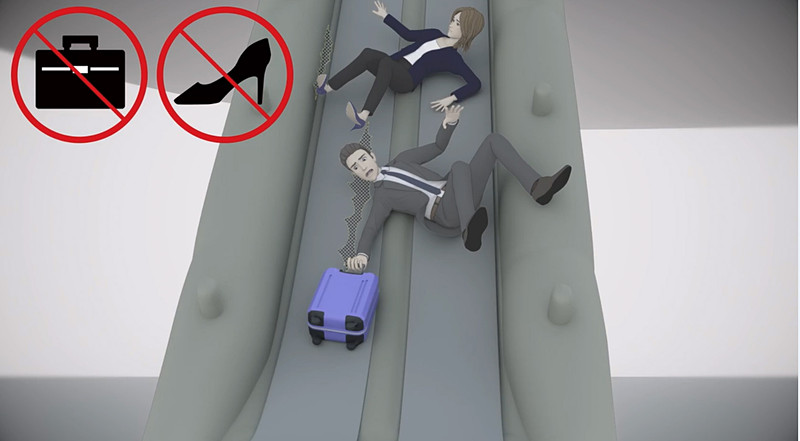 緊急脱出時の機内：荷物やハイヒールでスライドが破損