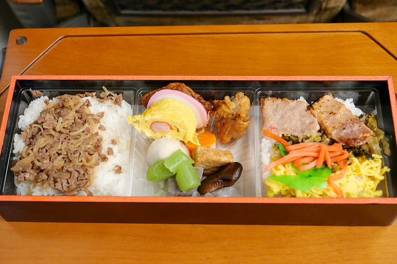 中は3つに仕切られていて、それぞれにご飯とおかずが盛り付けられている