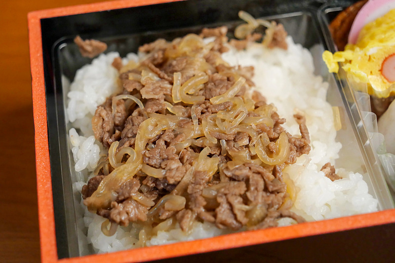 鹿児島黒牛のしぐれ煮を盛り付けたご飯ゾーン。すき焼き風の味付けで、鹿児島黒牛の旨味が強く感じられる