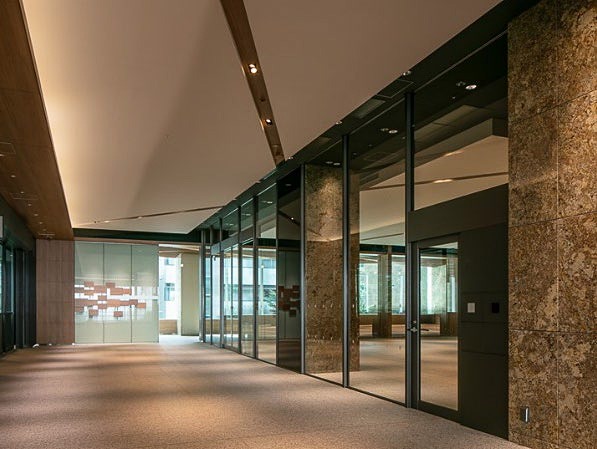 外部からつながる風除室