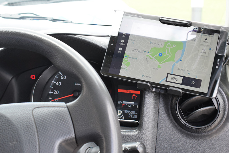 運転席に取り付けられたドライバー用のタブレット端末