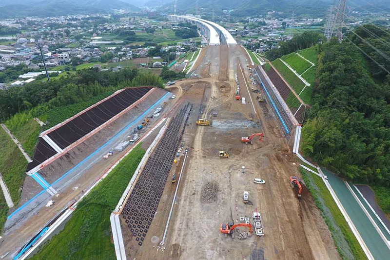 建設中の新東名高速道路