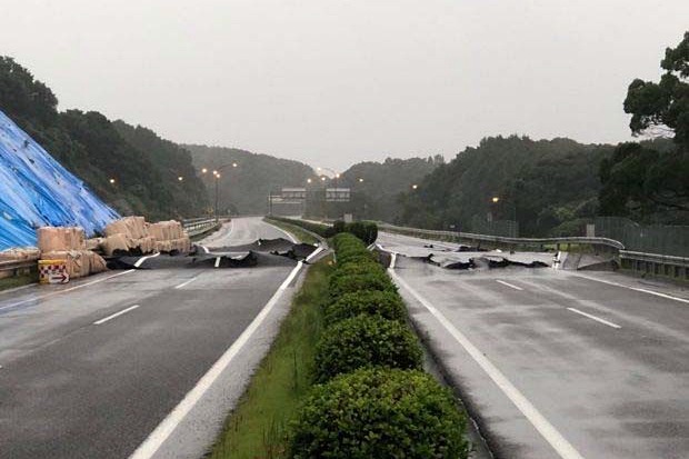 大雨で九州北部の交通機関に影響