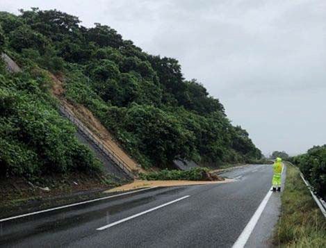 長崎道（上り線）佐賀大和IC～多久IC間の切土のり面 土砂崩れ