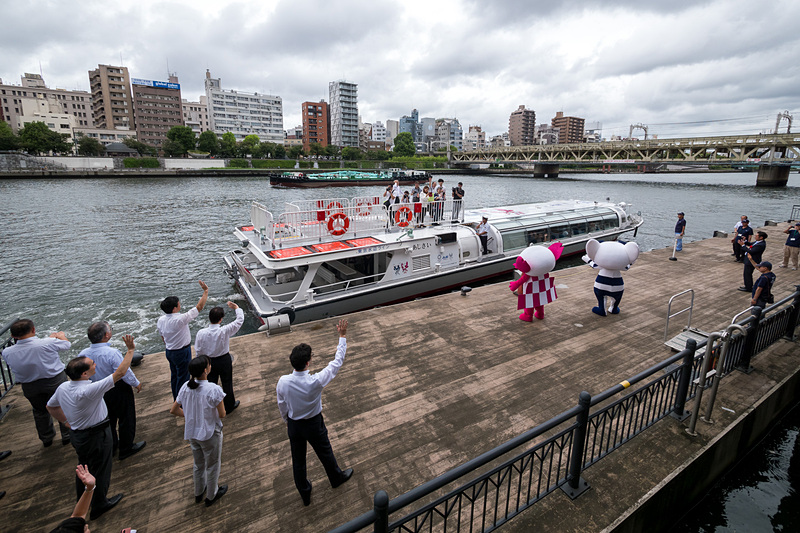 お披露目クルーズに出発する「あじさい」を式典列席者やミライトワ・ソメイティがお見送り
