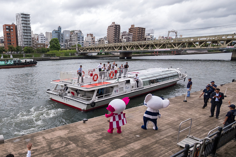 お披露目クルーズに出発する「あじさい」を式典列席者やミライトワ・ソメイティがお見送り