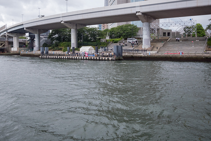 地元の招待客などが乗船して、通常とは異なる短距離のお披露目ツアーが行なわれた