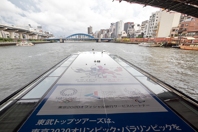 地元の招待客などが乗船して、通常とは異なる短距離のお披露目ツアーが行なわれた