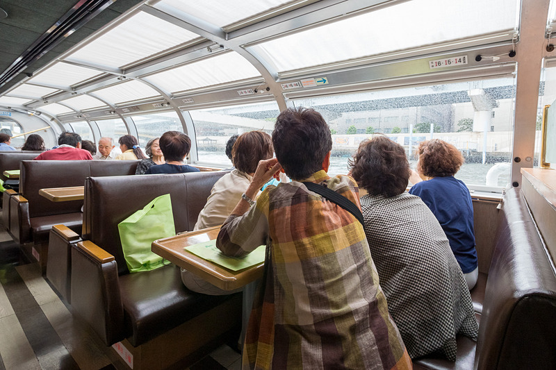 地元の招待客などが乗船して、通常とは異なる短距離のお披露目ツアーが行なわれた