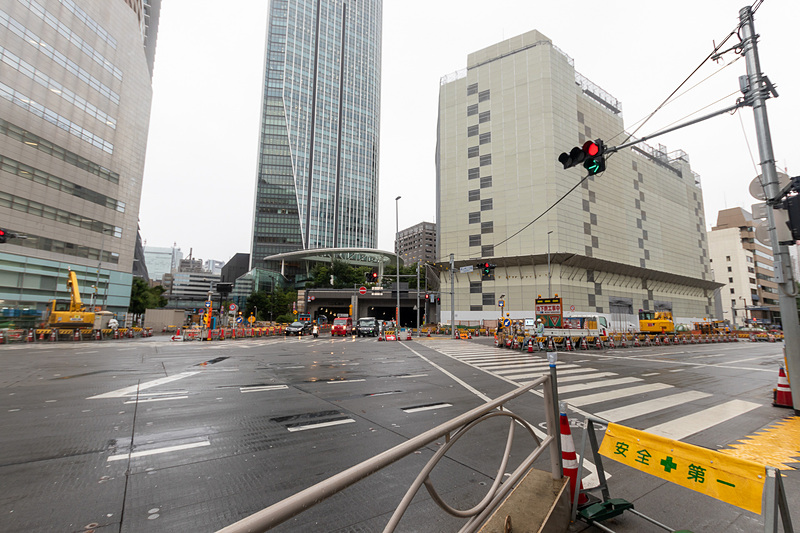 地下で駅の新設工事が進められている虎ノ門二丁目交差点付近。正面に見える虎ノ門ヒルズの横にはバスターミナルも整備される計画であり、虎ノ門駅も含め、地下通路を通じてアクセス可能になる予定だ