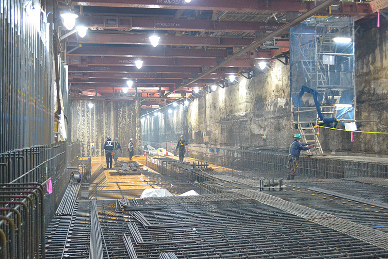 鉄筋を組み立てる（写真提供：東京メトロ）