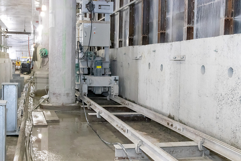 従来のトンネルの側壁はある程度の大きさにカットされて運び出される