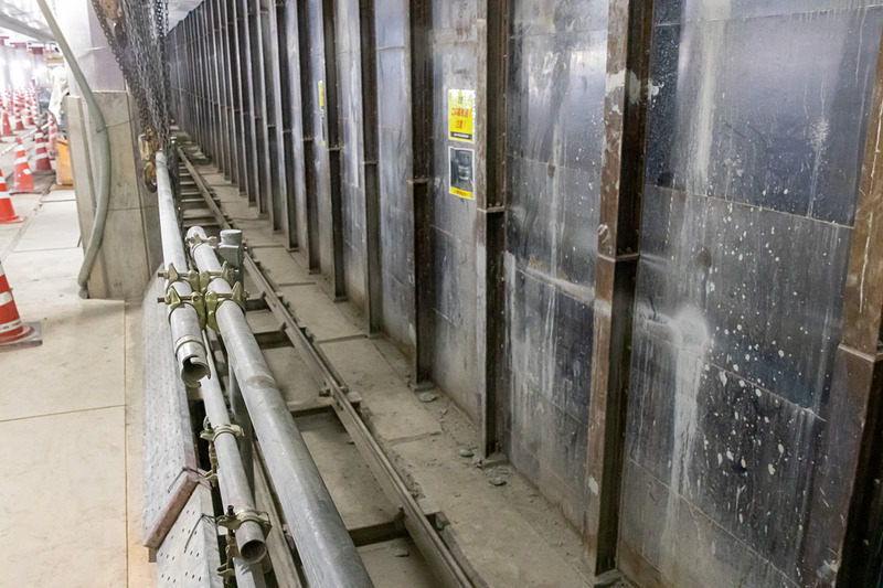 側壁の内側には鉄製のパネルを設置することにより電車の安全を確保している