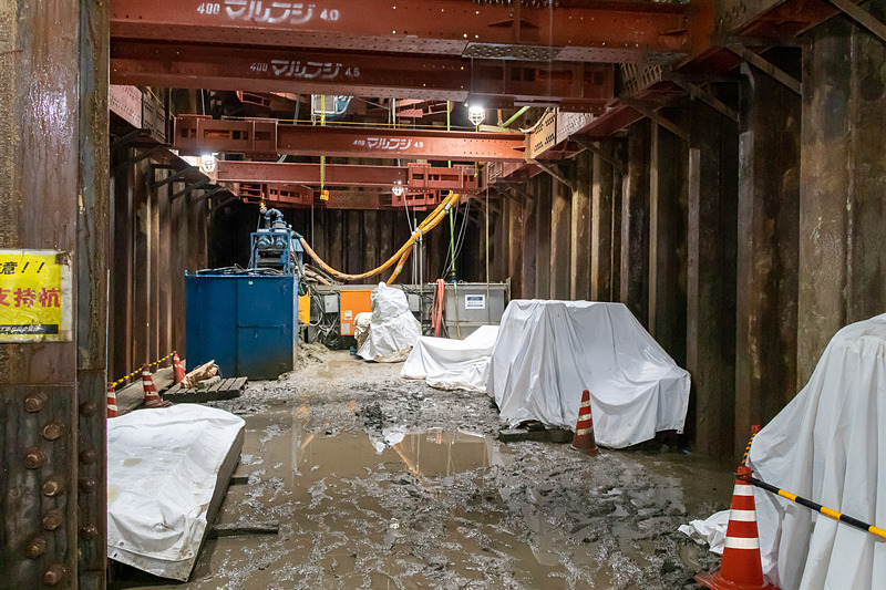 地下2階は掘削を進めている段階なので、地肌が露出している。駅を含め、周辺の施設が完成したあかつきには地下2階に改札口が設置され、再開発ビルと地下通路で接続される