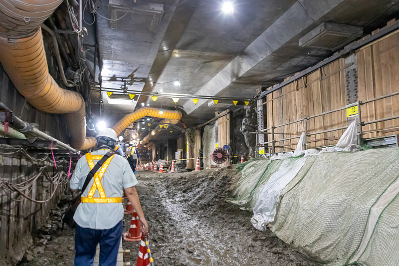 頭上は地下1階のコンクリート製の構造物