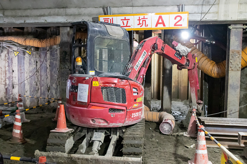 掘削はバックホー（ショベルカー）と人力で細心の注意を払いながら行なわれる