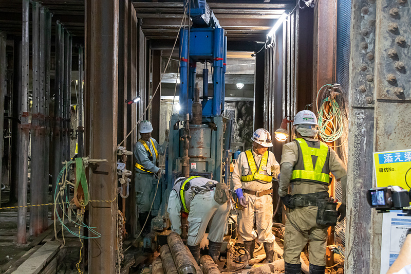 工事は昼夜問わず行なわれており、昼は約90人、夜は約110人が携わっている