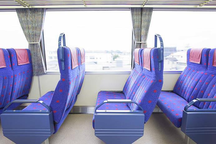 モーニング・ウィング号はクロスシートで運行する