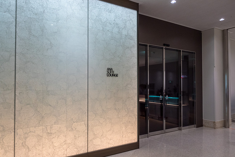保安検査場C近くにあるANA SUITE LOUNGEの入口。ANA LOUNGEがオープンする9月3日には、ここにも「ANA LOUNGE」のサインが掲示され、ラウンジ直結の専用保安検査場を利用できるようになる