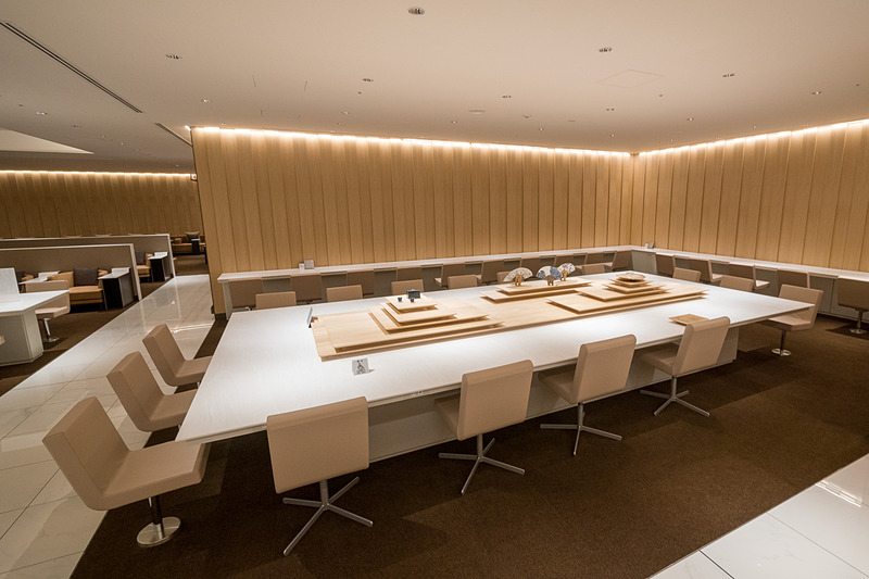 ANA LOUNGEに入ってすぐに目に飛び込む大テーブル