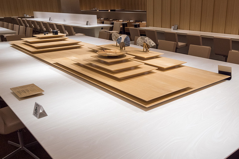 大テーブルの上には栓の木を積み重ねたディスプレイを設置し、沖縄の工芸品などを展示