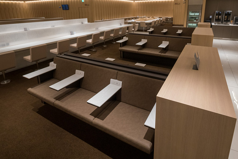 長椅子タイプの席。伊丹空港のANA LOUNGEでは「短時間利用者向けに気軽に座って、すぐ出て行けるようなシート」と紹介されていたもの