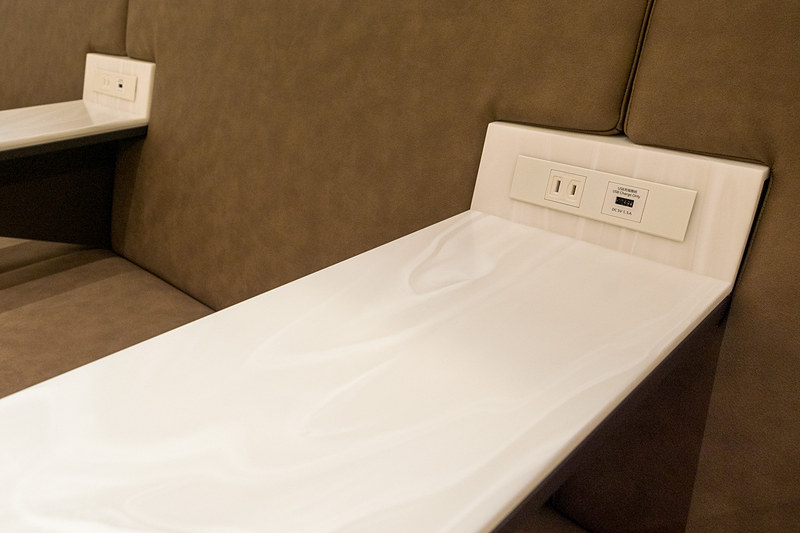 長椅子タイプの席。伊丹空港のANA LOUNGEでは「短時間利用者向けに気軽に座って、すぐ出て行けるようなシート」と紹介されていたもの